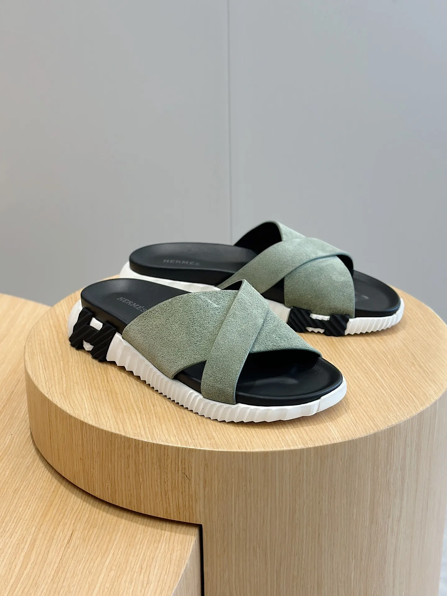 [HERMÈS] Top men's shoes 💰: 340💰 Size: 39-44 (38.45 46 custom-made) Herme*H Home Hermès Men's Sandals and Slippers - Original Replica Purchase the original version and make it one to one, the outsole is privately modeled, and the outsole color corresponding to each color is the same as the original version. Come to those who know the stuff 💪 The ultra-light soles are designed in contrasting colors, and they feel so comfortable on your feet! Calfskin, cowhide feet, private mold outsole.
